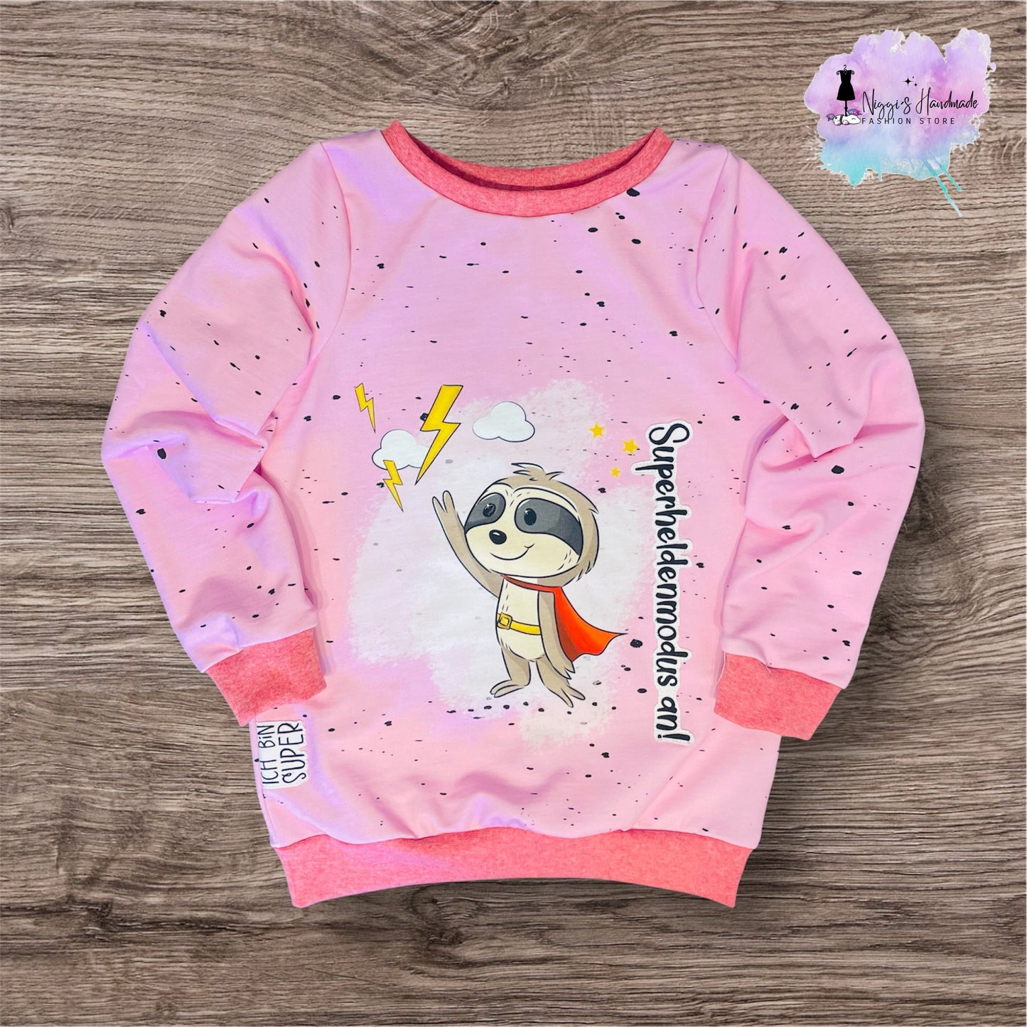 Handgenähter Pullover für Kinder mit Bio-Baumwolle und Superhelden Faultier von Niggis Handmade und GroWidesign