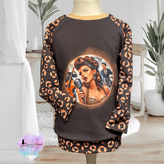 Weiches Bio Baumwoll French Terry Stoff Panel von Niggis Handmade mit dem Design "Leo Pin Up"zum vernähen. Ideal für Sweatjacken, Hoodie oder anderen Nähprojekten.