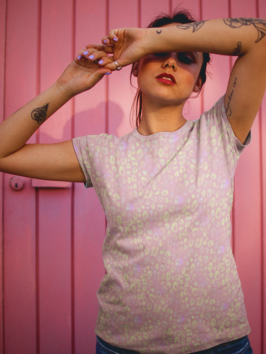 Weiches Allergiker freundliches Bio Baumwoll Interlock Jersey Stoff von Niggis Handmade mit dem Design "Leo" zum vernähen. Ideal für T-Shirts, Tops oder andere Kleidungsstücke.