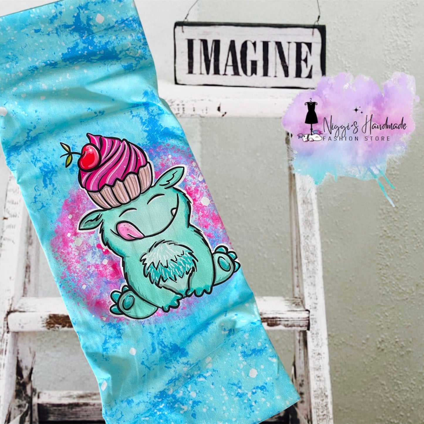 Lass dir dein individuelles Kleidungsstück von Niggis Handmade aus Bio Baumwolle mit Cupcake Monster von Tintenrebell anfertigen.