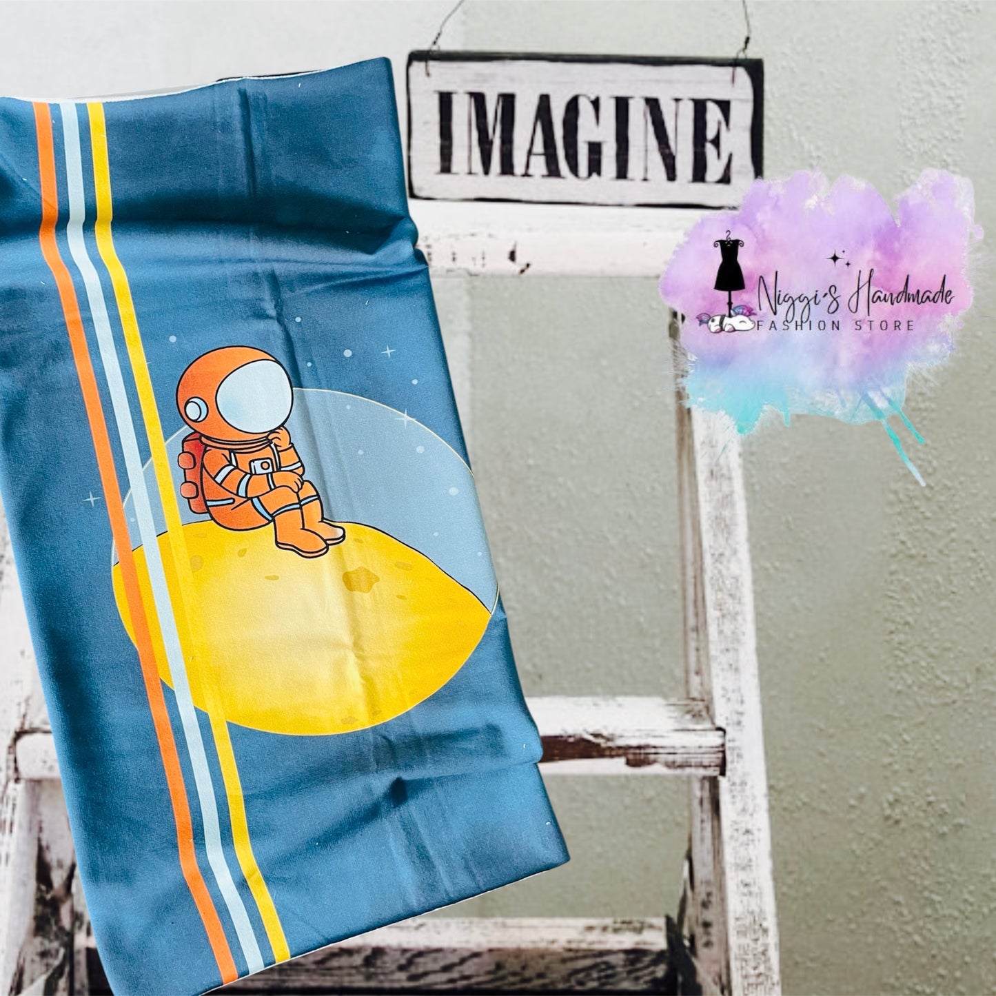 Lass dir dein individuelles Kleidungsstück von Niggis Handmade aus Bio Baumwolle mit Astronautenmotiv von GroWidesign anfertigen.