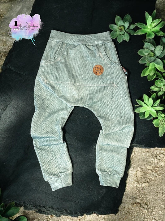 Weiches Bio Baumwoll French Terry Stoff von Niggis Handmade mit dem Design "Denim" zum vernähen. Ideal für Hose, Hoodies oder andere Kleidungsstücke.