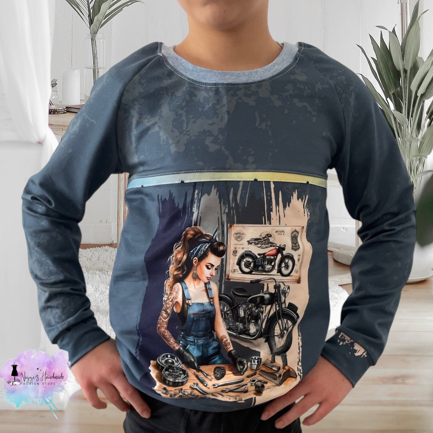 Weiches Bio Baumwoll French Terry Stoff Panel von Niggis Handmade mit dem Design "Schrauberin" zum vernähen. Ideal für Sweatjacken, Hoodie oder anderen Nähprojekten.