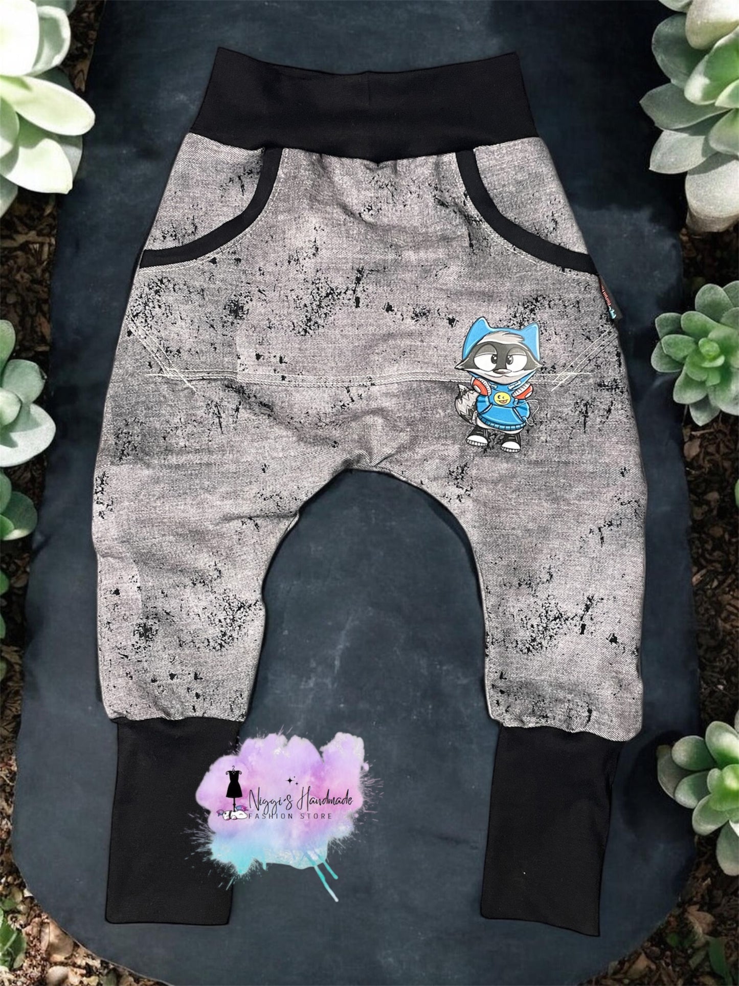 Weiches Bio Baumwoll French Terry Stoff von Niggis Handmade mit dem Design "Jeans" von GroWidesign zum vernähen. Ideal für Sweatjacken, Hoodies oder andere Kleidungsstücke.