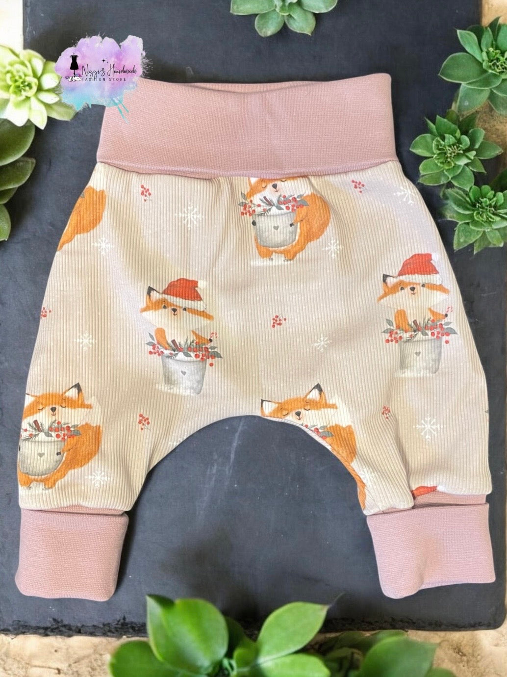 Handgenähte Mitwachshose für Babys mit Bio-Baumwolle und Fuchsmotiv von Niggis Handmade