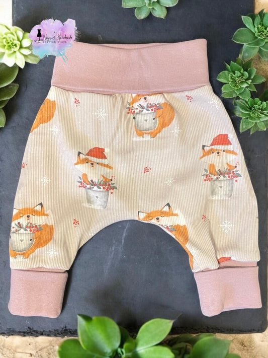 Handgenähte Mitwachshose für Babys mit Bio-Baumwolle und Fuchsmotiv von Niggis Handmade