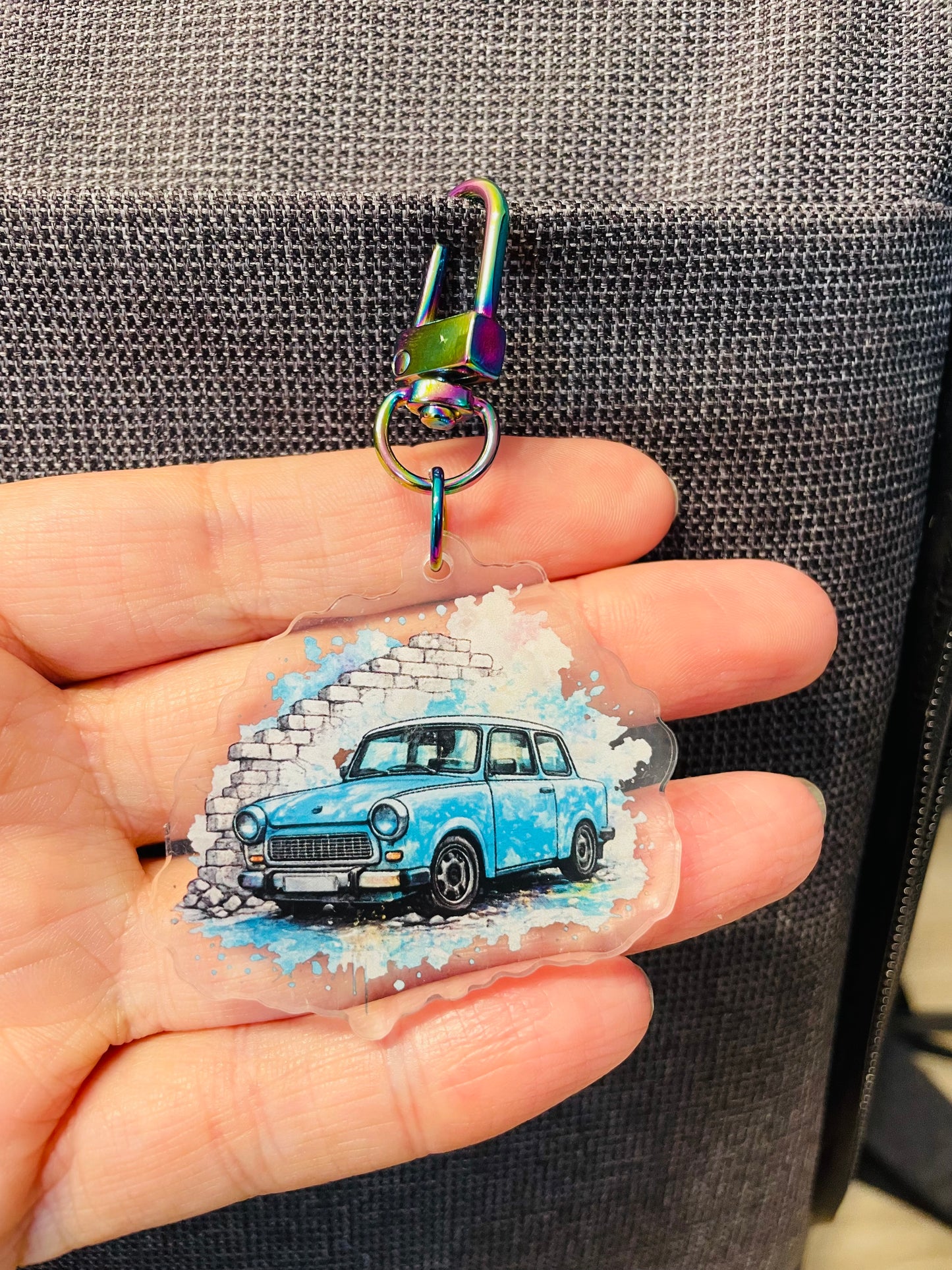 Acryl | Schlüsselanhänger – Trabant 601 „Kulturgut“ Blaues Mauer Aquarell (Offizielles Lizenzprodukt)