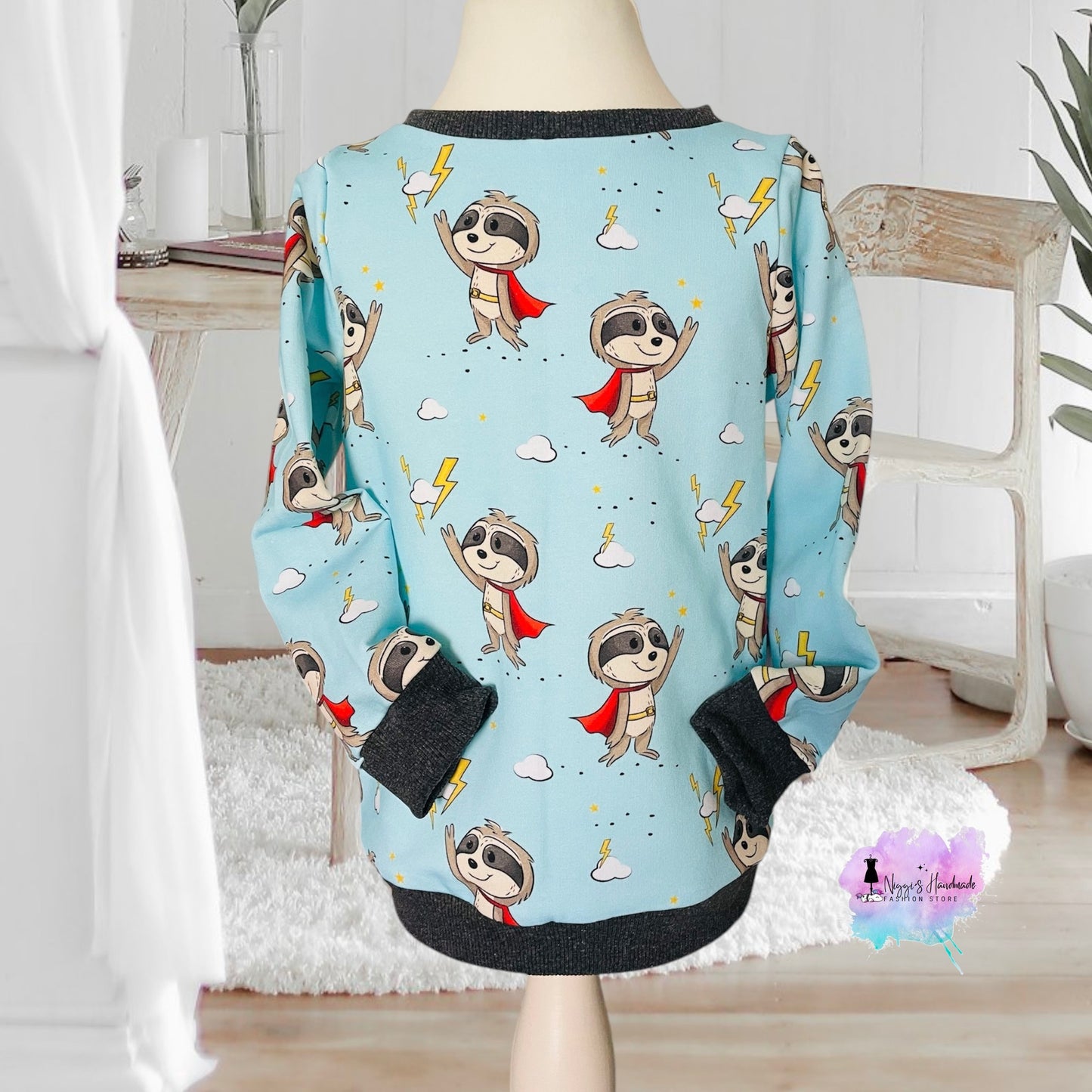 Handgenähter Pullover für Kinder mit Bio-Baumwolle und Superhelden Faultier von Niggis Handmade und GroWidesign