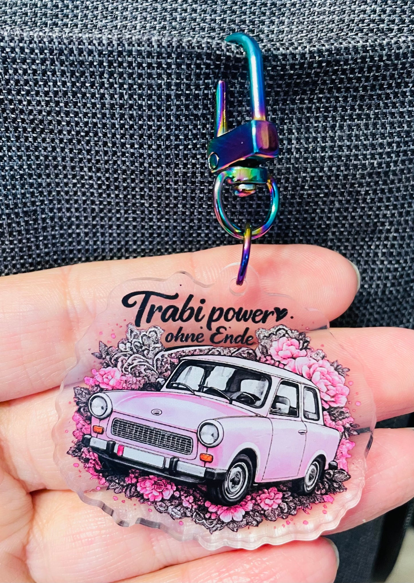 Acryl | Schlüsselanhänger – Trabant 601 „Trabi Power“ Floral-Edition (Offizielles Lizenzprodukt)