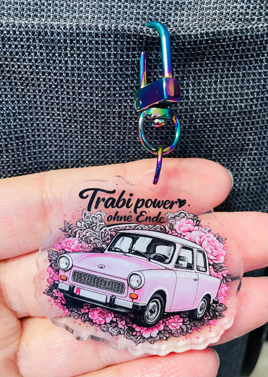Acryl | Schlüsselanhänger – Trabant 601 „Trabi Power“ Floral-Edition (Offizielles Lizenzprodukt)