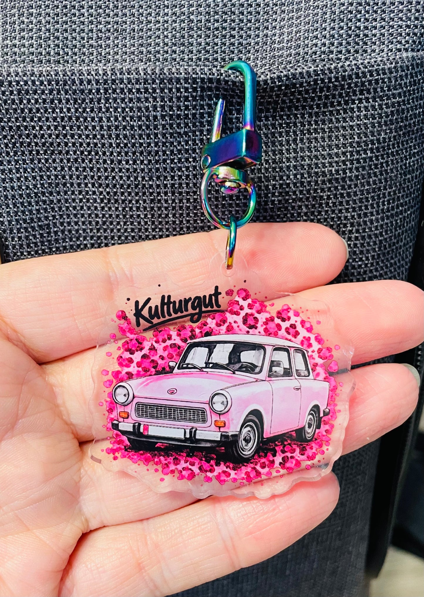 Acryl | Schlüsselanhänger – Trabant 601 „Kulturgut“ Rosa Leo-Edition (Offizielles Lizenzprodukt)
