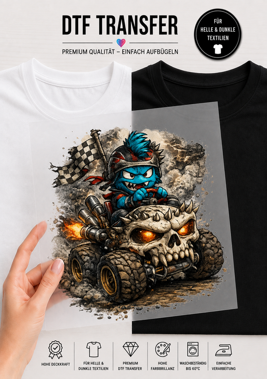 Ein transparentes DTF-Transfer-Bügelbild, gehalten von einer Hand vor einem geteilten T-Shirt-Hintergrund (links weiß, rechts schwarz). Das farbenfrohe Motiv zeigt ein blaues Comic-Monster mit Helm und Zähnen, das ein vierrädriges Quad-Bike mit einem großen Totenkopf an der Front steuert. Das Quad hat große Reifen, eine geschwenkte schwarz-weiß karierte Zielflagge und brennende Auspuffrohre. Am oberen und unteren Rand sind Produktinfos auf Deutsch zu sehen.