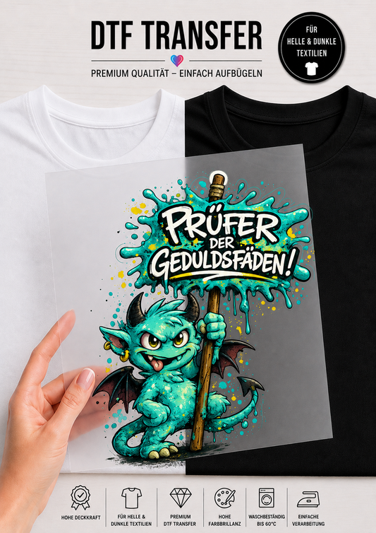 Werbebild für das DTF-Transfer-Bügelbild „Prüfer der Geduldsfäden“ von Niggi's Handmade Fashion Store. Eine Hand hält die transparente Transferfolie vor ein weißes und ein schwarzes T-Shirt. Das Motiv im detailreichen Comic-Stil zeigt ein freches, türkisfarbenes Monster mit Flügeln und Hörnern, das ein Schild mit der Aufschrift „PRÜFER DER GEDULDSFÄDEN!“ hält. Um das Schild herum sind bunte Farbspritzer in Blau und Grün zu sehen. Unten im Bild befinden sich Symbole für die Produktmerkmale.