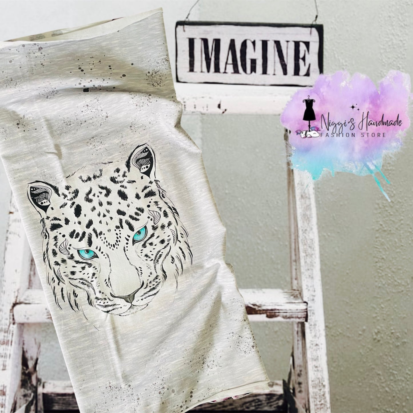 Lass dir dein individuelles Kleidungsstück von Niggis Handmade aus Bio Baumwolle mit wildem Leopard von der Fuchsfamilie anfertigen.