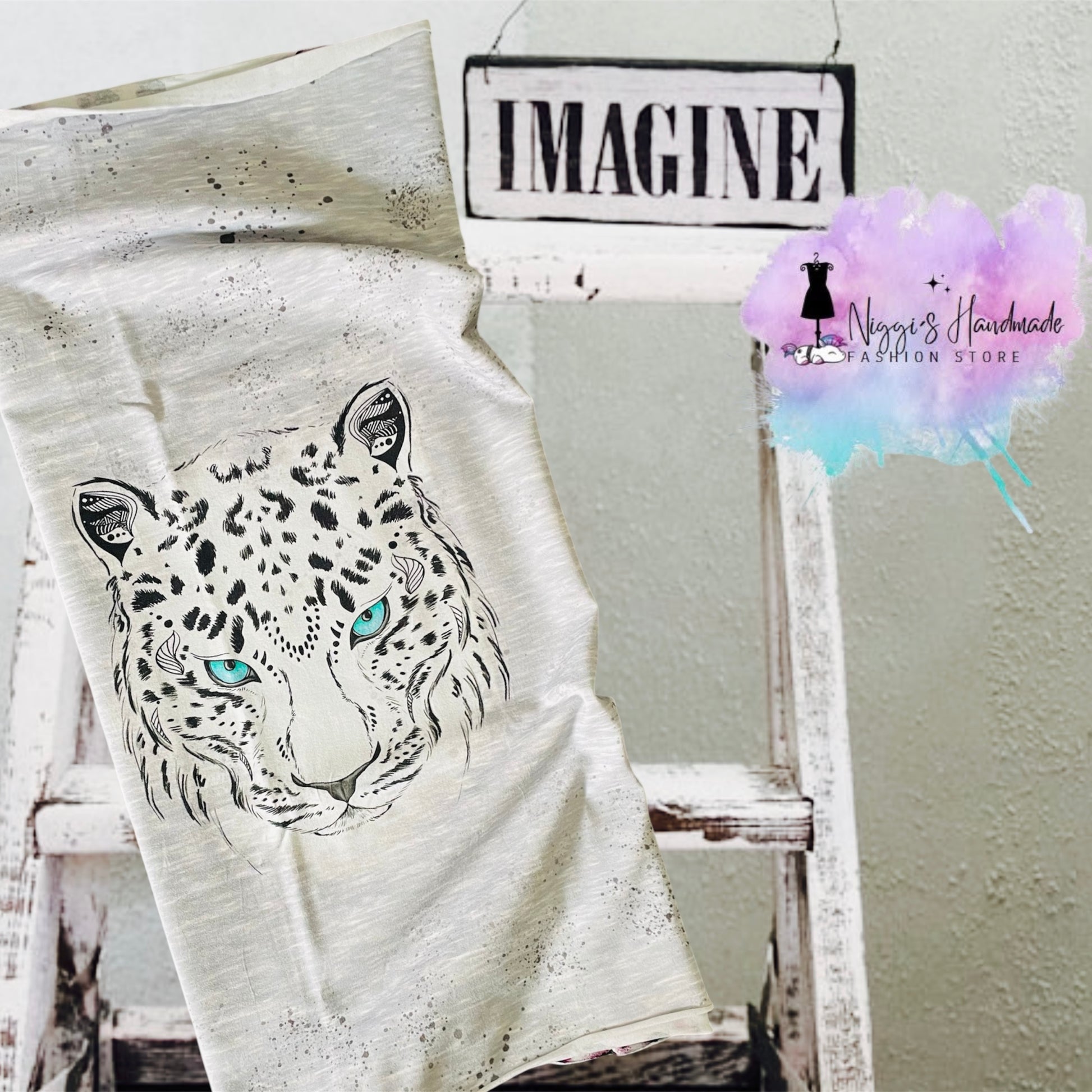 Lass dir dein individuelles Kleidungsstück von Niggis Handmade aus Bio Baumwolle mit wildem Leopard von der Fuchsfamilie anfertigen.