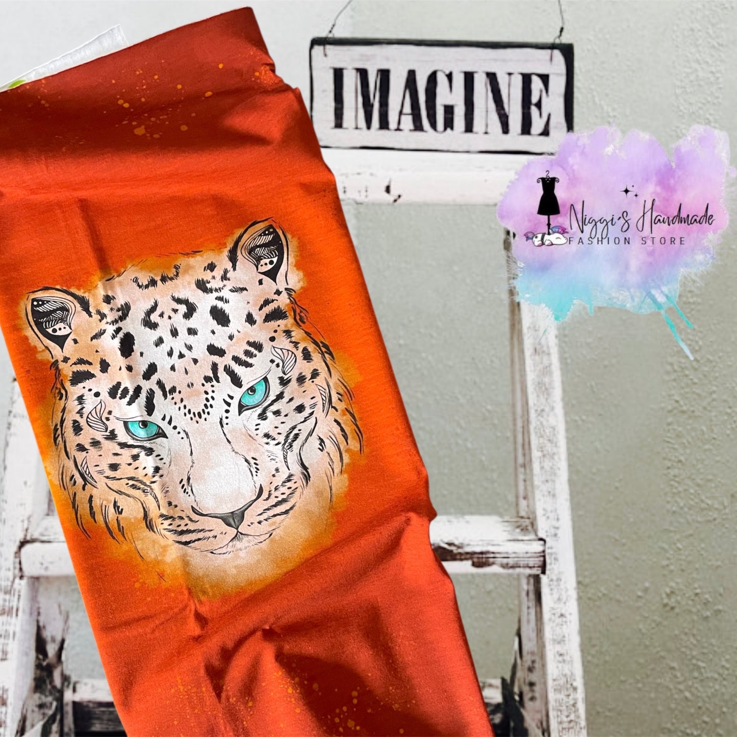 Lass dir dein individuelles Kleidungsstück von Niggis Handmade aus Bio Baumwolle mit wildem Leopard von der Fuchsfamilie anfertigen.