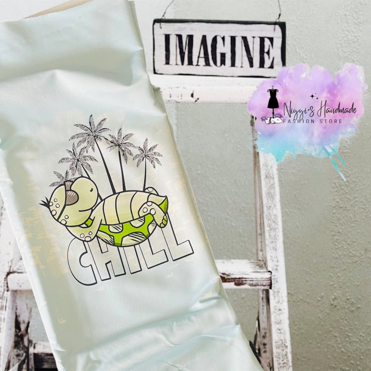Lass dir dein individuelles Kleidungsstück von Niggis Handmade aus Bio Baumwolle mit der ChillKRÖTER von GroWidesign anfertigen.