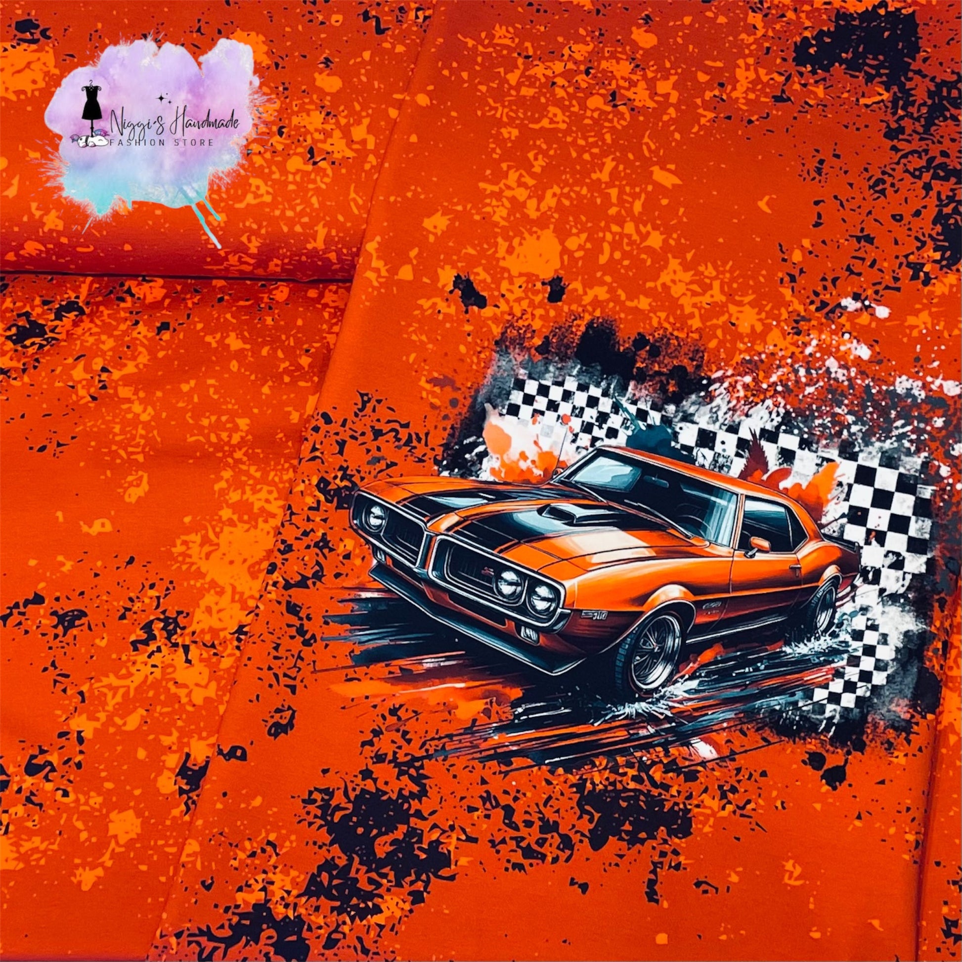 Weiches Bio Baumwoll French Terry Stoff Panel von Niggis Handmade mit dem Design "Muscle Car" zum vernähen. Ideal für Sweatjacken, Hoodie oder anderen Nähprojekten.