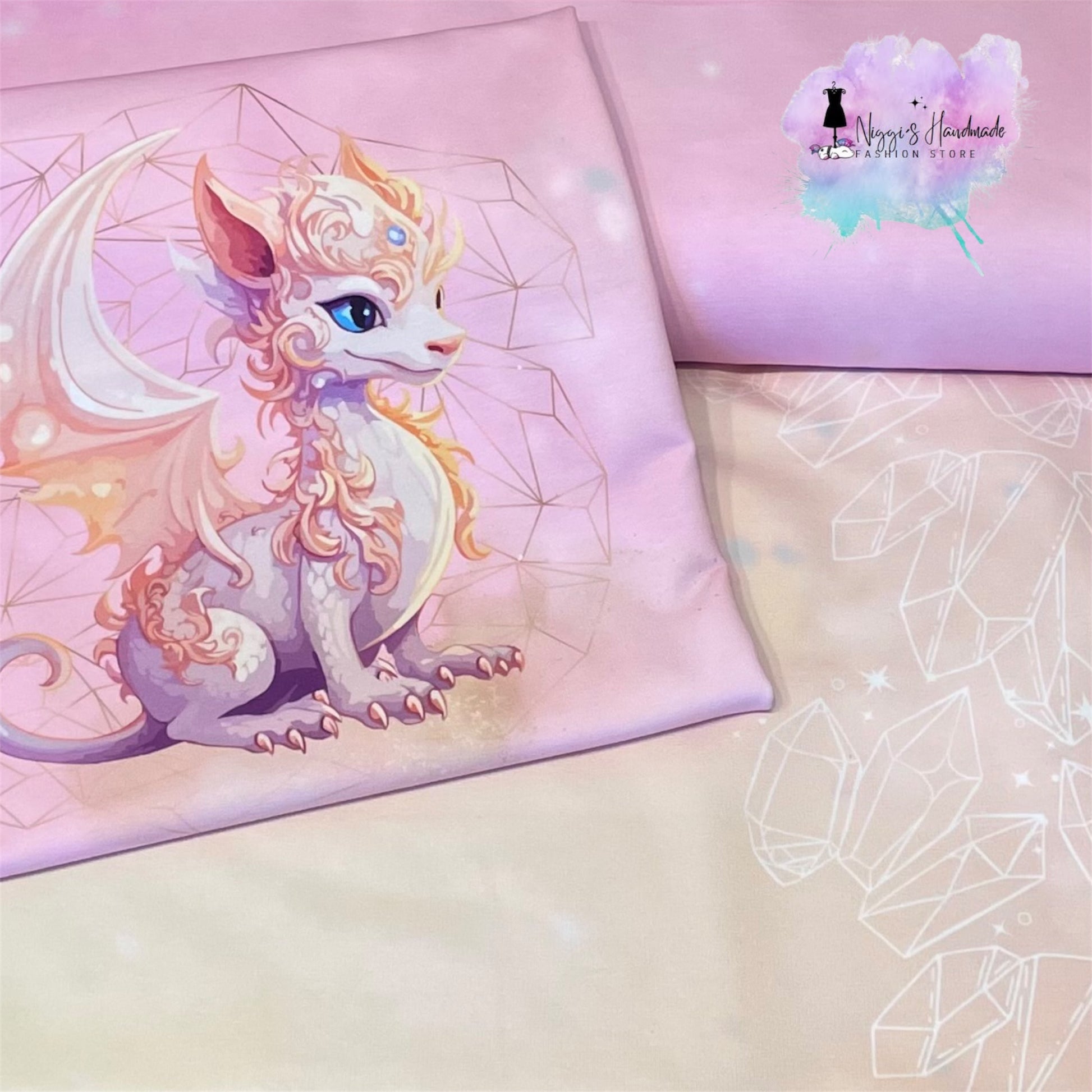 Weiches Bio Baumwoll French Terry Stoff Panel von Niggis Handmade mit dem Design "Diamant Drache" zum vernähen. Ideal für Sweatjacken, Hoodie oder anderen Nähprojekten.