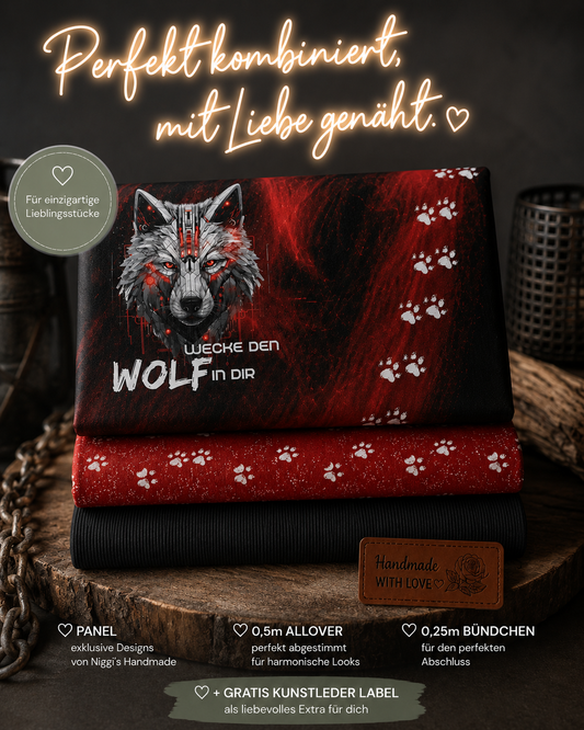 Kreativ-Stoffpaket „Wecke den Wolf in dir“ von Niggi's Handmade auf einer Holzscheibe. Das Set besteht aus einem Panel mit Wolfs-Motiv in Rot und Schwarz, einem Allover-Kombistoff mit Pfotenabdrücken, schwarzer Bündchenware und einem braunen Kunstleder-Label mit der Gravur „Handmade with Love“.