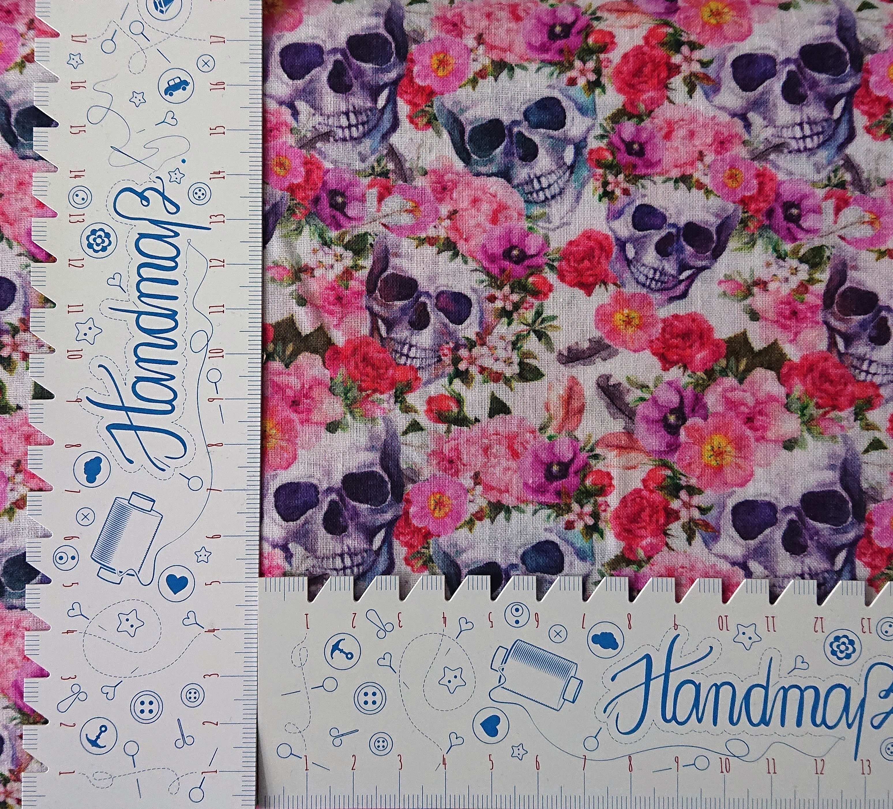 Totenköpfe / Skulls mit Rosen / Blumen, Baumwollstoff - 0,5 m
