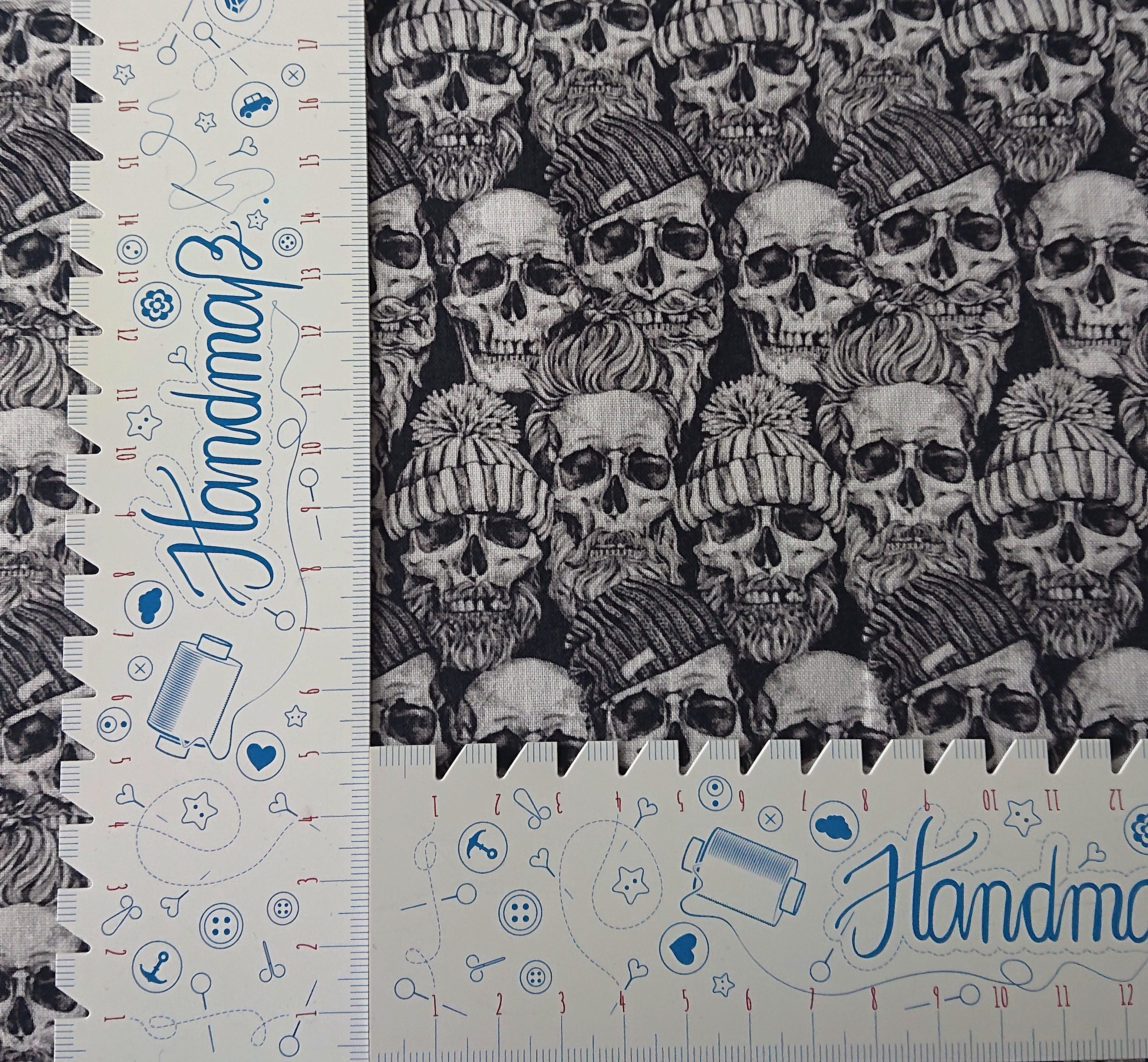 Totenköpfe / Skulls with hipster, Baumwollstoff - 0,5 m
